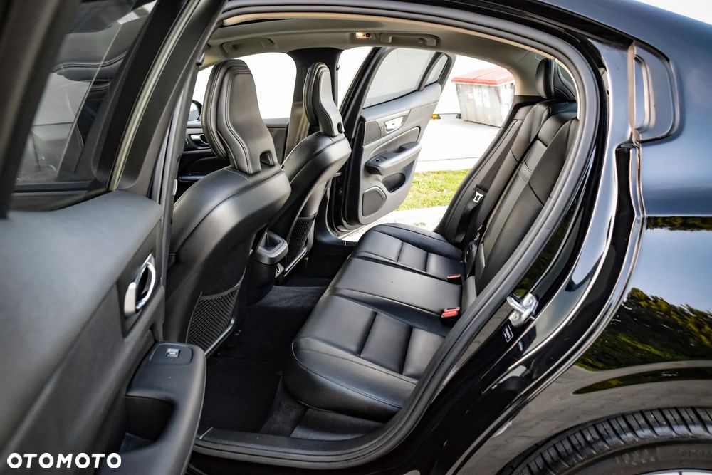 Volvo S60 T5 Momentum Pro - 23