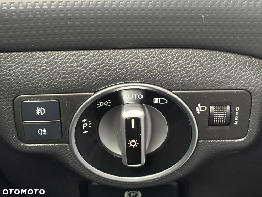 Mercedes-Benz Klasa A 180 (BlueEFFICIENCY) 7G-DCT Urban - 24