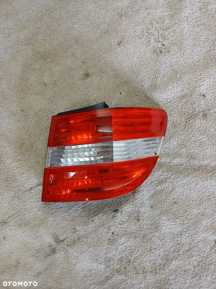 LAMPA TYLNA PRAWA MERCEDES W245 LIFT