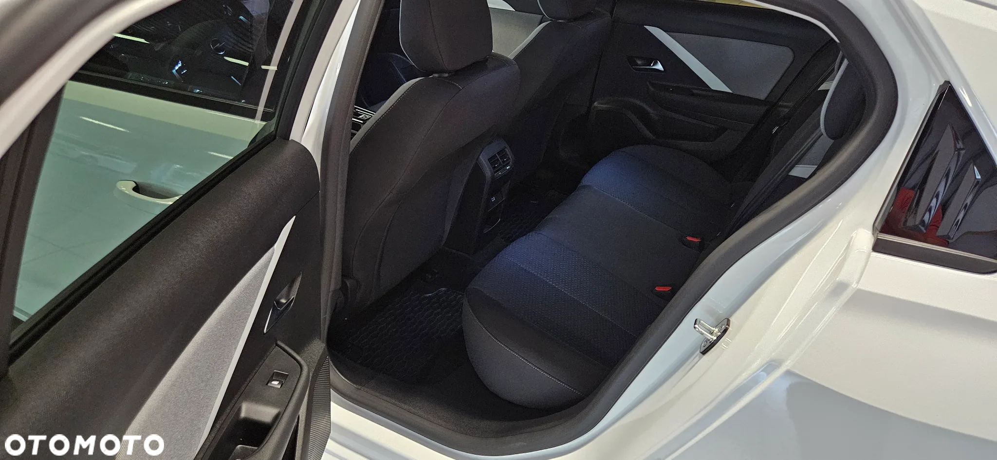 Opel Astra V 1.2 T Elegance S&S - 9