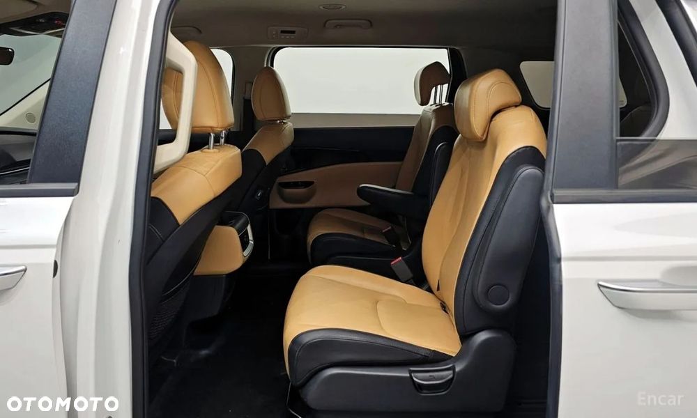 Kia Carnival - 11