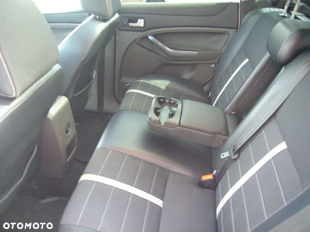 Ford Kuga 2.0 TDCi 2x4 Titanium - 13