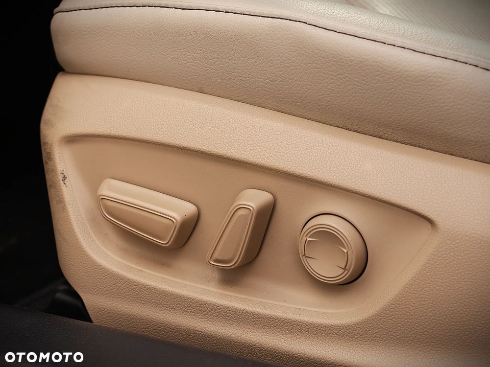 Toyota Camry 2.5 Hybrid Comfort CVT - 12