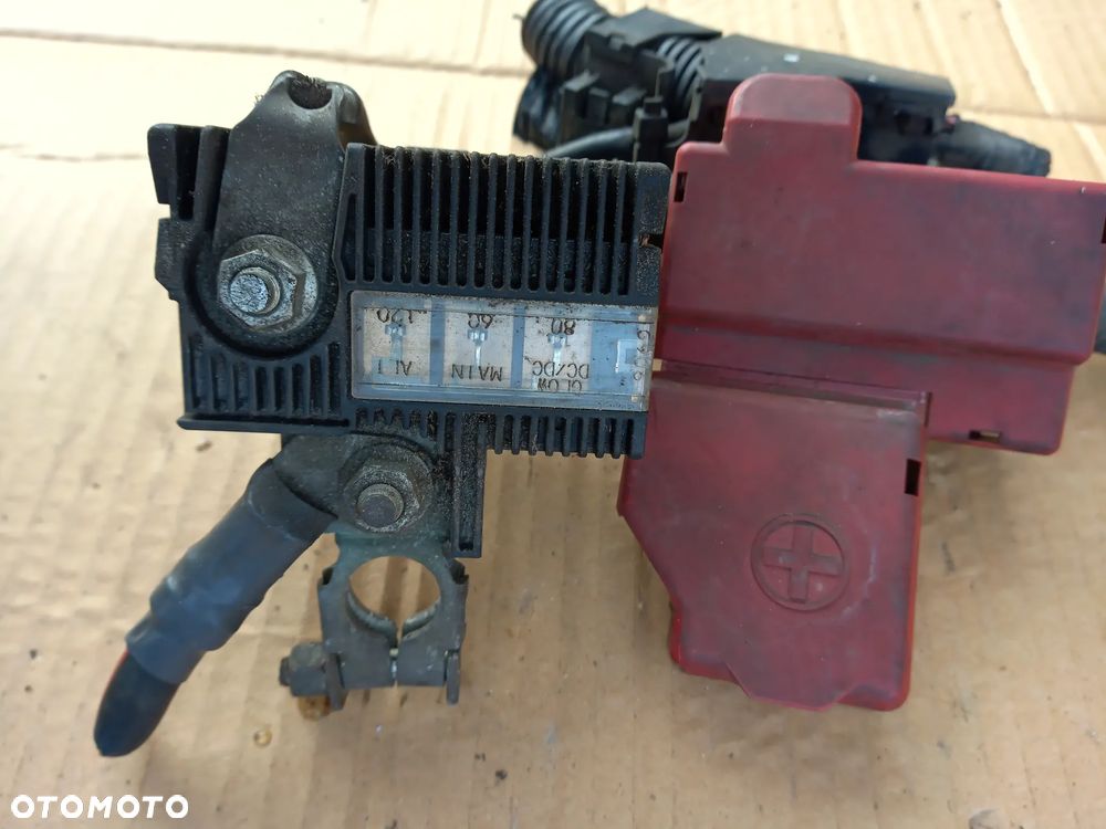 Toyota Yaris II 1.0  1.4 D4D skrzynka bezpieczników akumulatora klema - 2