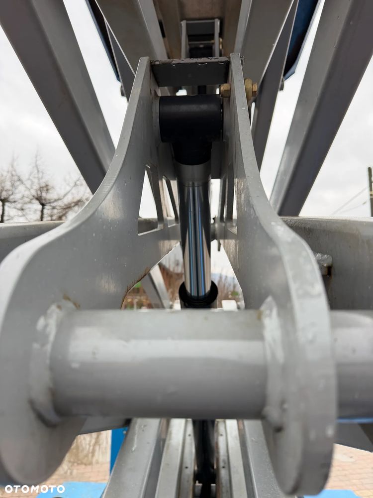 Genie Zwyżka Terenowa GS-4069RT Podnośnik Nożycowy Dźwig 14,5 metra jak Nowa z salonu! 960 mtg. 2013 rok, Pochodzi z Norweskiego urzędu Komuny. Zadbana! 4x4 Silnik Kubota. Zero Luzów i wycieków. Aktualne Serwisy DEKRA BMWT. Wysuwany Balkon. Sterowana z dołu i góry. Okazja Tanio !! Dokumentacja! Bez DPF, adBLUE - 31