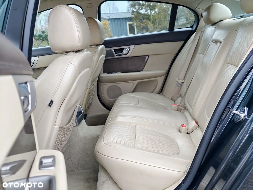 Jaguar XF 2.7 V6 D Luxury - 14