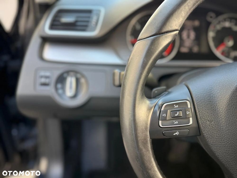 Volkswagen Passat 2.0 TDI Highline DSG - 29