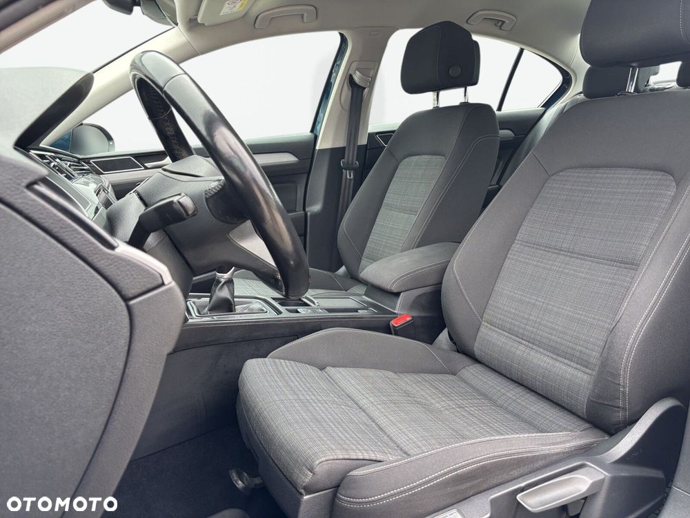 Volkswagen Passat - 11