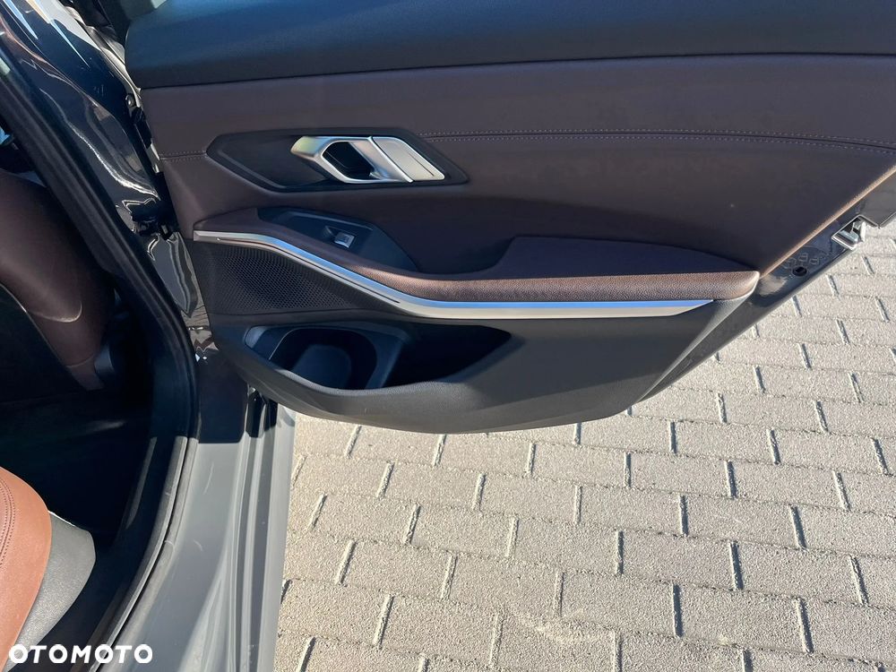 BMW Seria 3 330i M Sport - 17