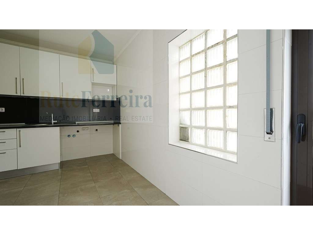 No centro de Torres Vedras, apartamento T2 no Edifício Castelo com ... - Grande imagem: 2/25