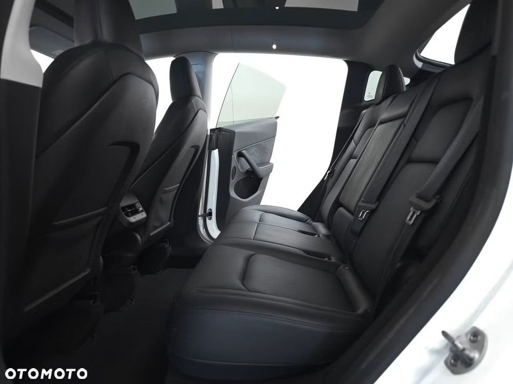 Tesla Model Y Long Range AWD - 9