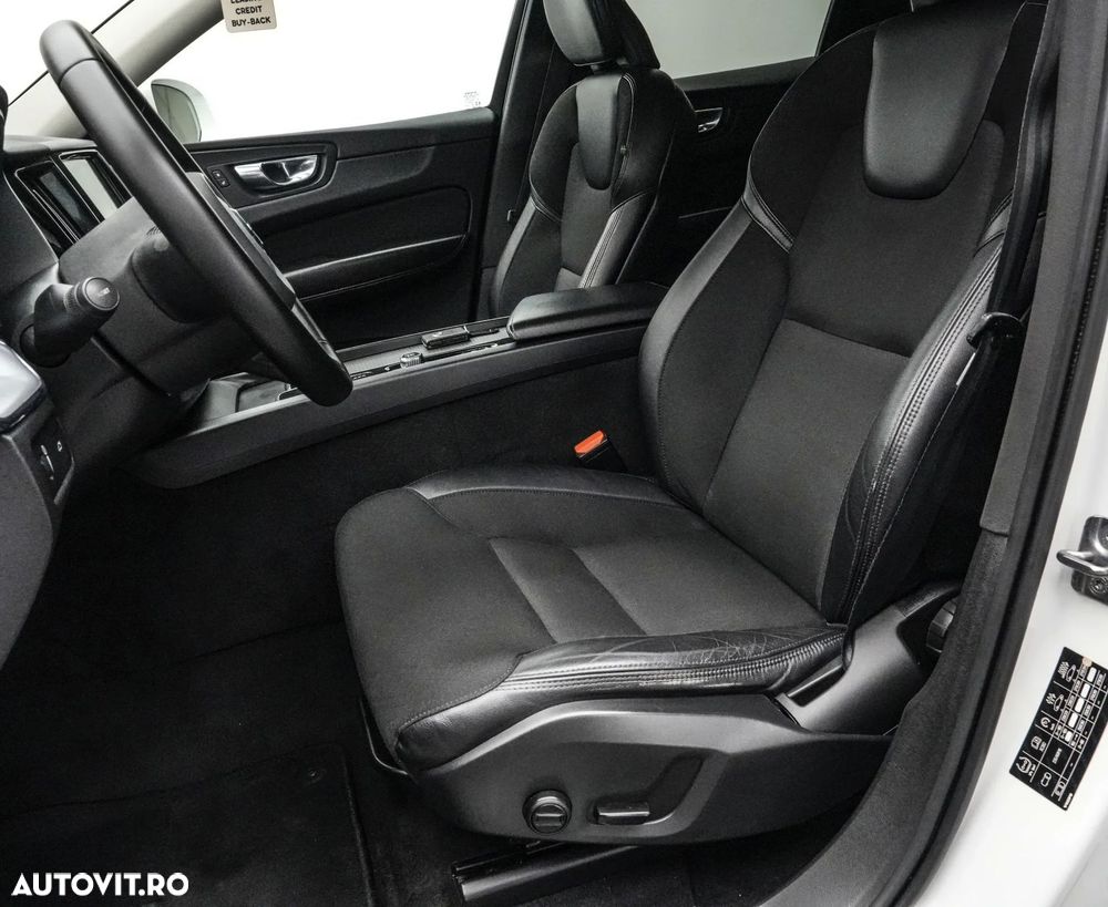 Volvo XC 60 B4 MHEV AT8 AWD Momentum Pro - 14