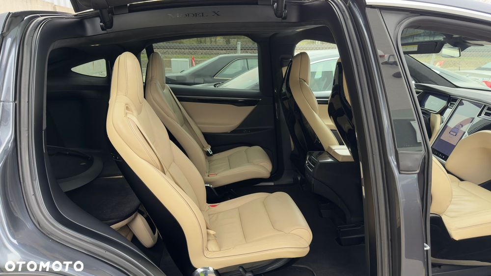 Tesla Model X - 11