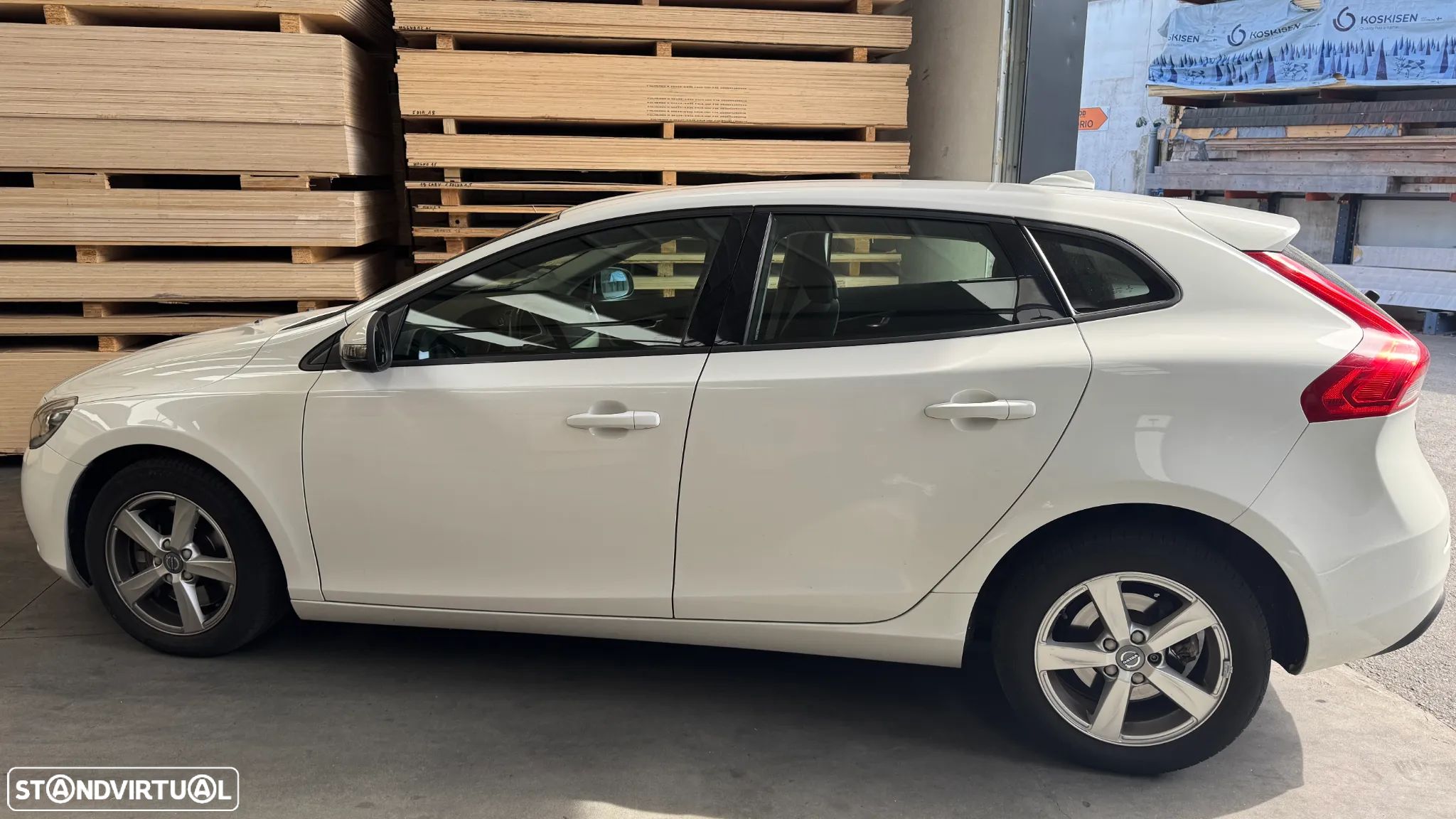 Volvo V40 2.0 D2 Momentum Geartronic - 1