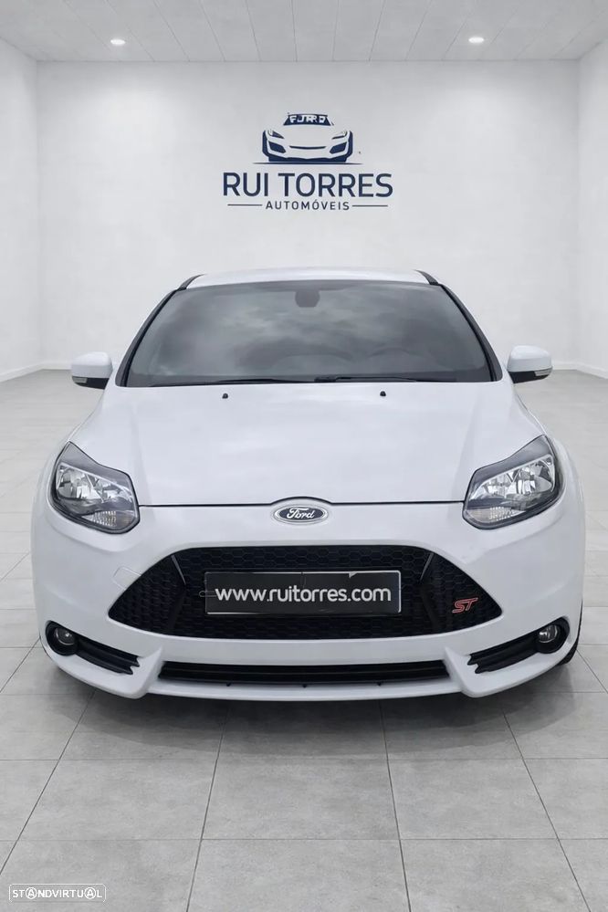 Ford Focus 2.0 EcoBoost ST c/ Pack Pele Desportiva - 10