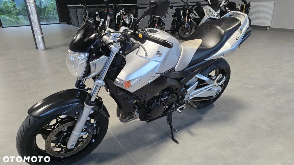 Suzuki GSR - 2