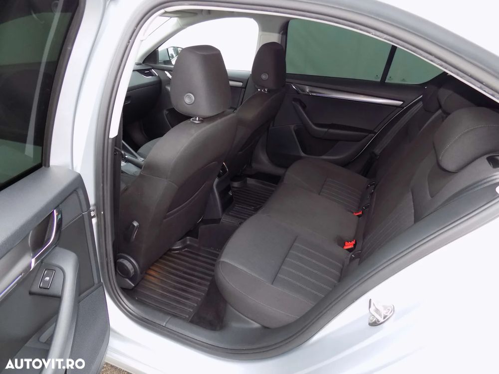 Skoda Octavia 2.0 TDI DSG 4X4 Style - 23