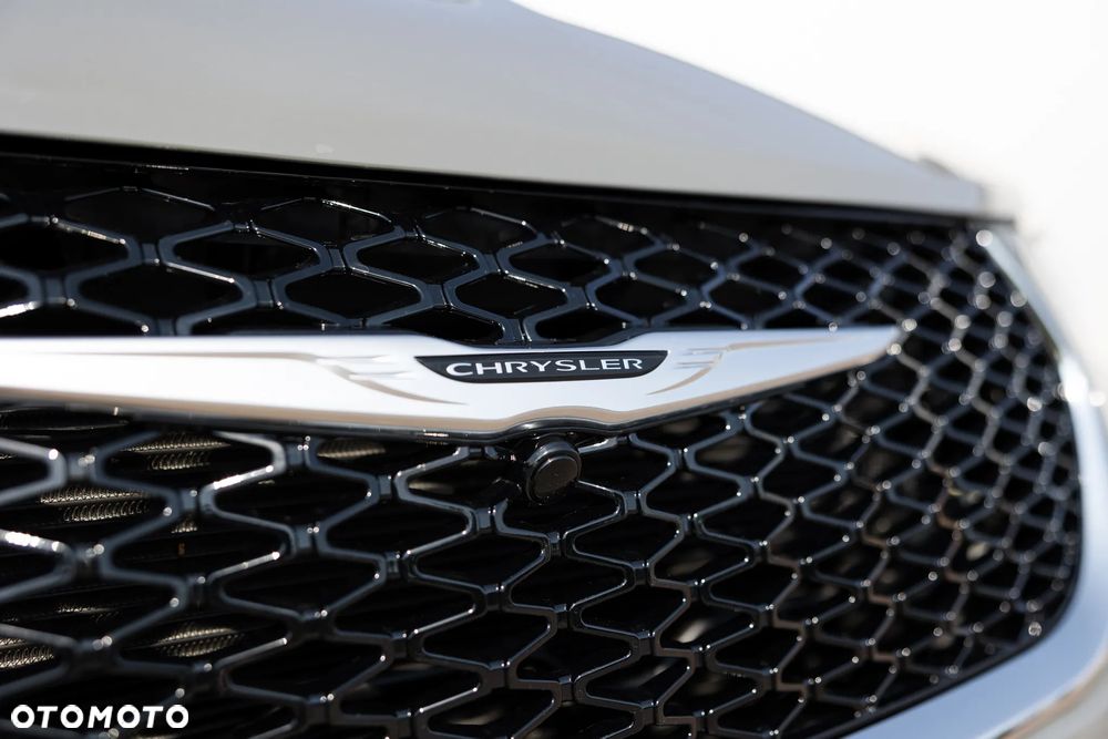 Chrysler Pacifica - 12