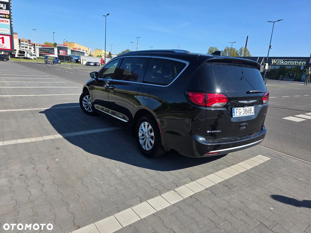 Chrysler Pacifica - 4