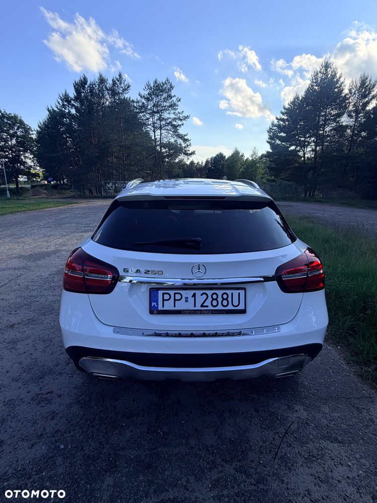 Mercedes-Benz GLA 250 4Matic 7G-DCT - 5