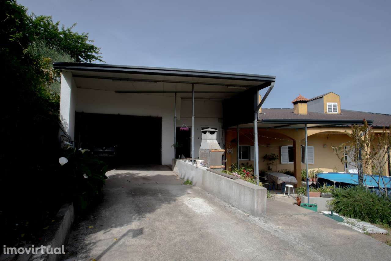 Moradia T3 inserida num terreno com 1500 m² localizada em Pedroso - Grande imagem: 2/47