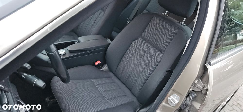 Mercedes-Benz Klasa C 180 T CGI Automatik BlueEFFICIENCY Avantgarde - 24