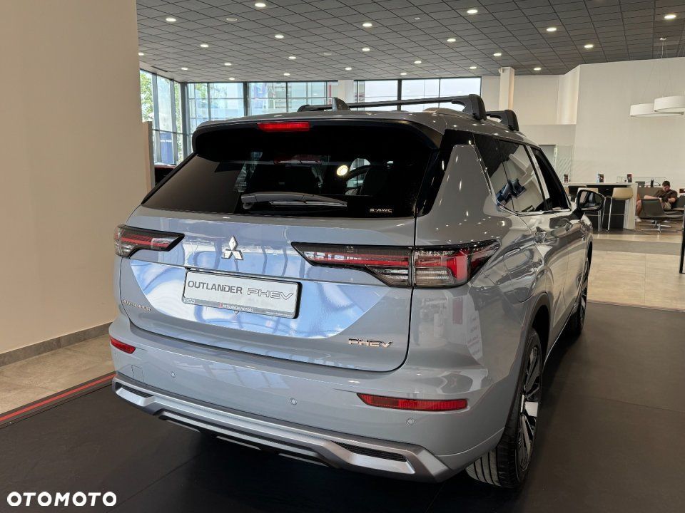 Mitsubishi Outlander - 4
