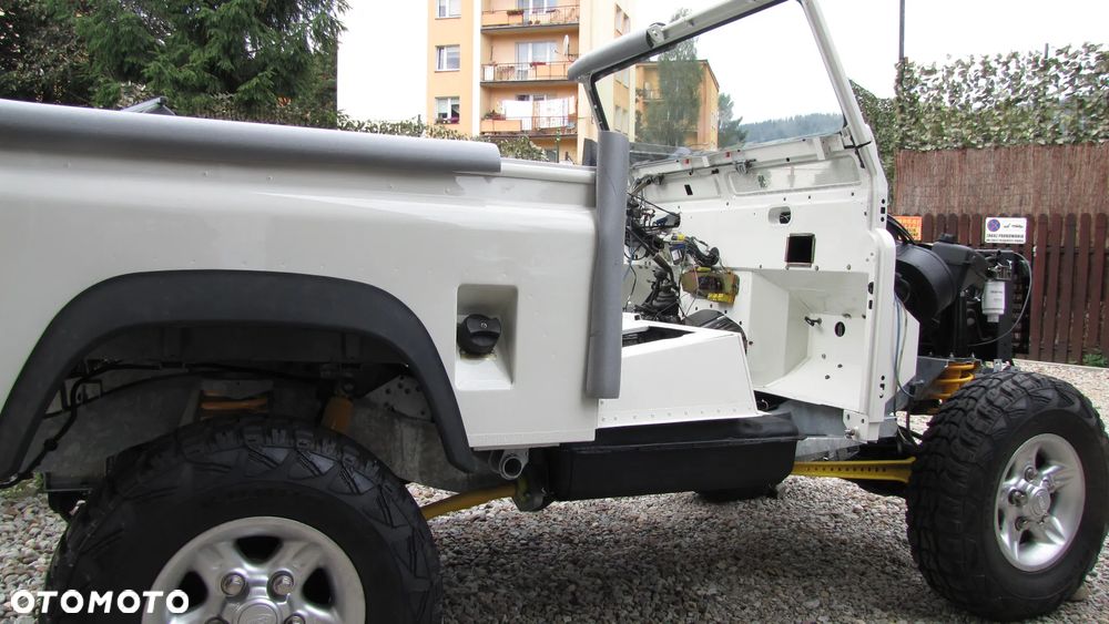 Land Rover Defender - 34
