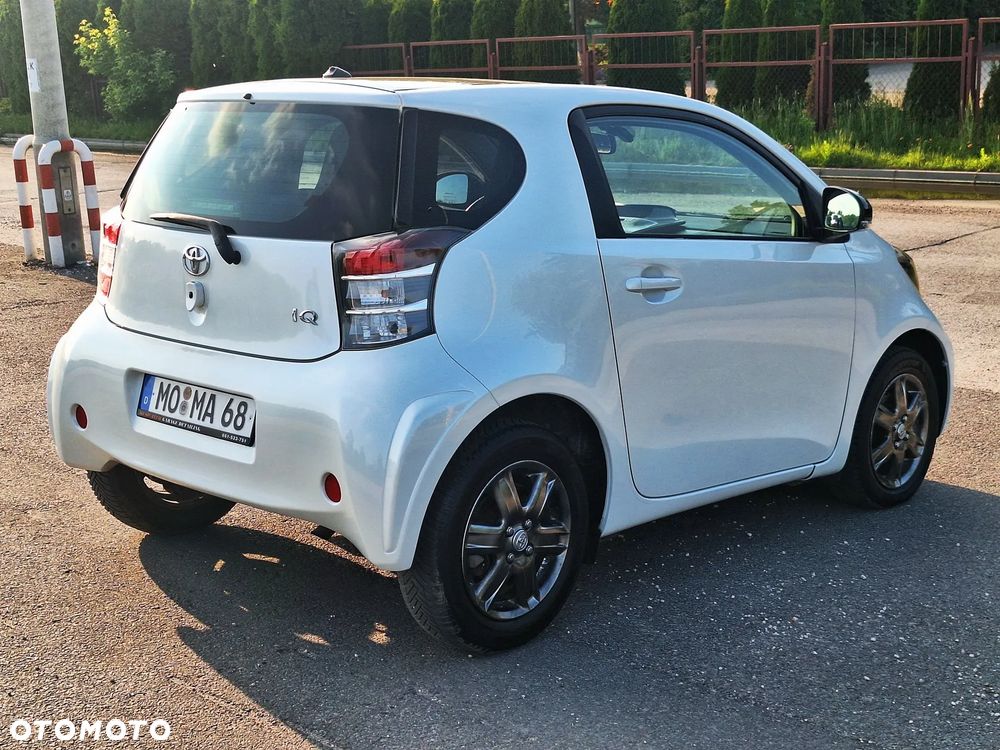 Toyota iQ 1.0 + - 4