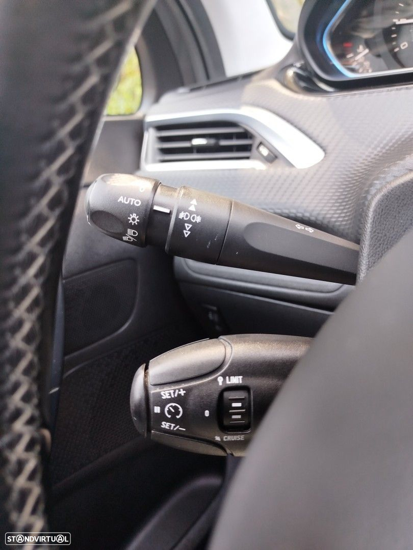 Peugeot 2008 1.2 PureTech Allure - 21