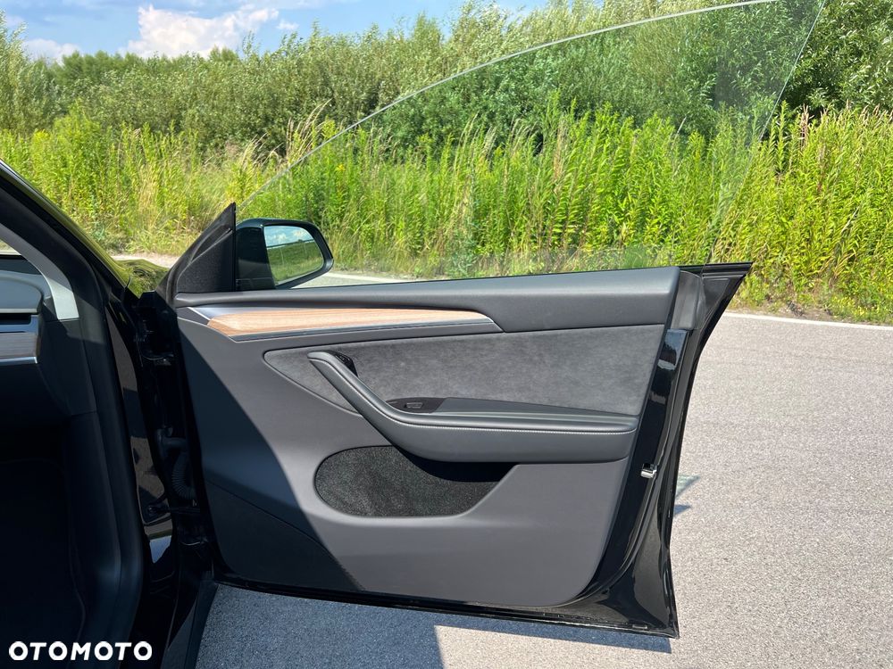 Tesla Model Y - 17