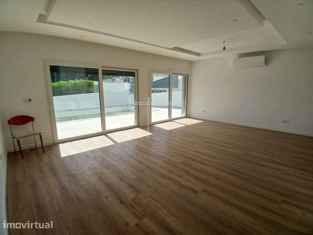 Moradia geminada T4+1, arquitetura contemporânea com piscina - Alto... - Grande imagem: 5/52