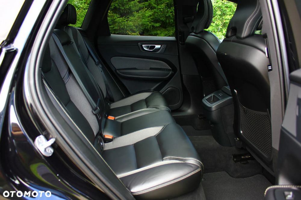 Volvo XC 60 B4 D AWD Plus Dark - 34