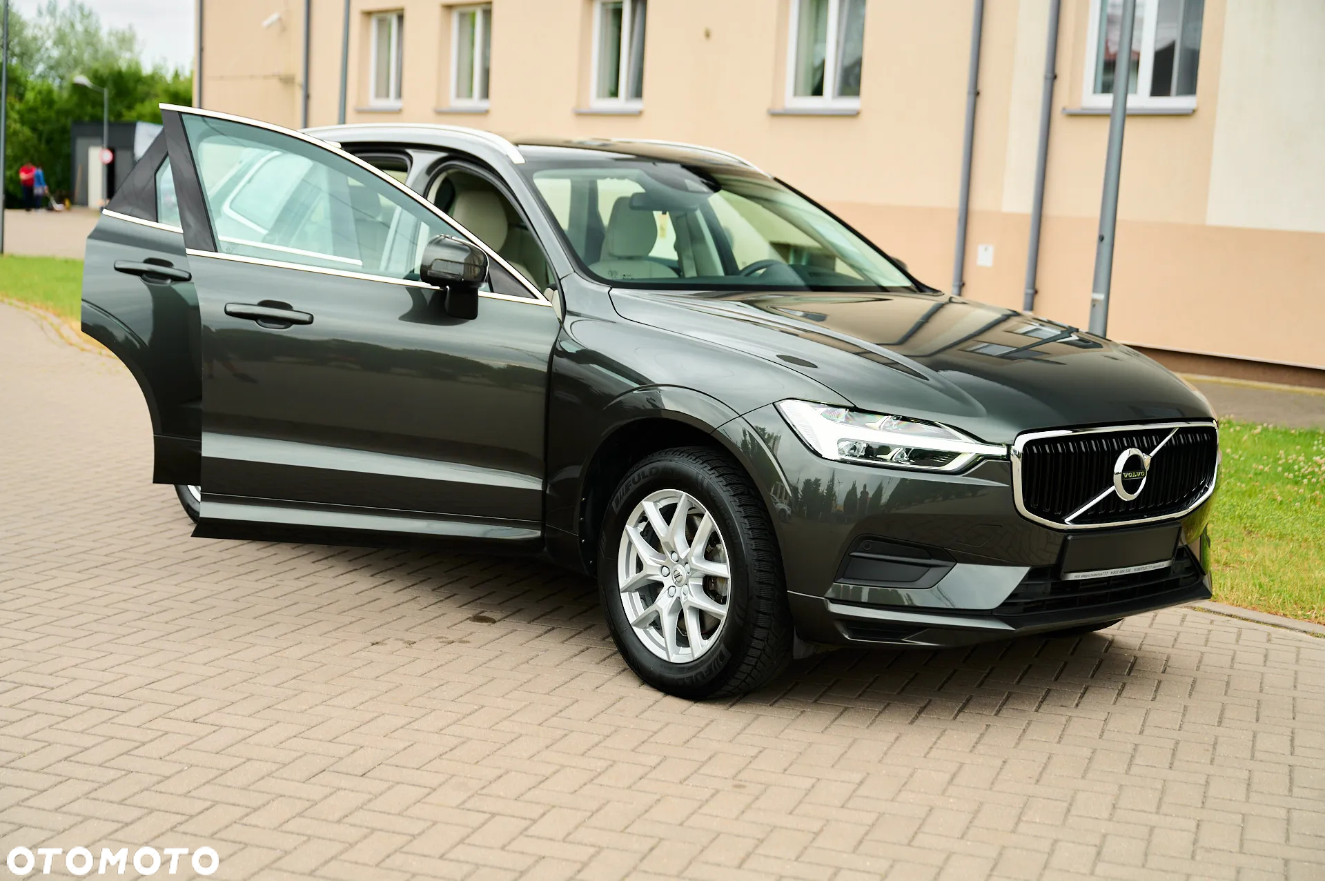 Volvo XC 60 T4 Momentum Pro - 24