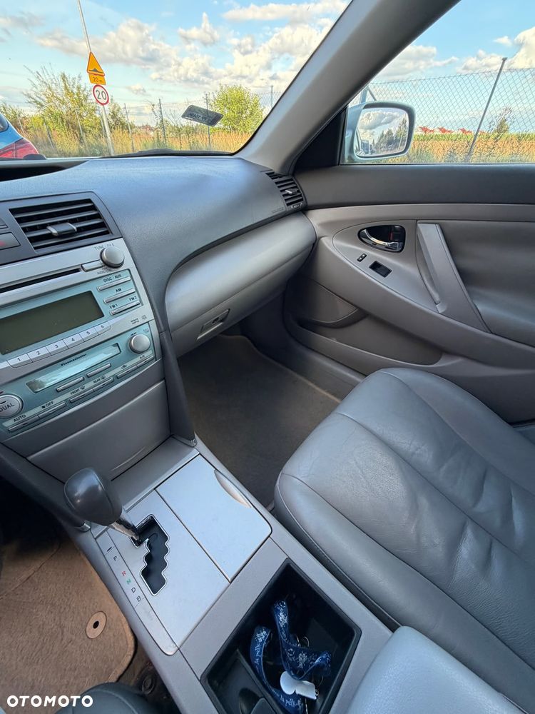 Toyota Camry - 4