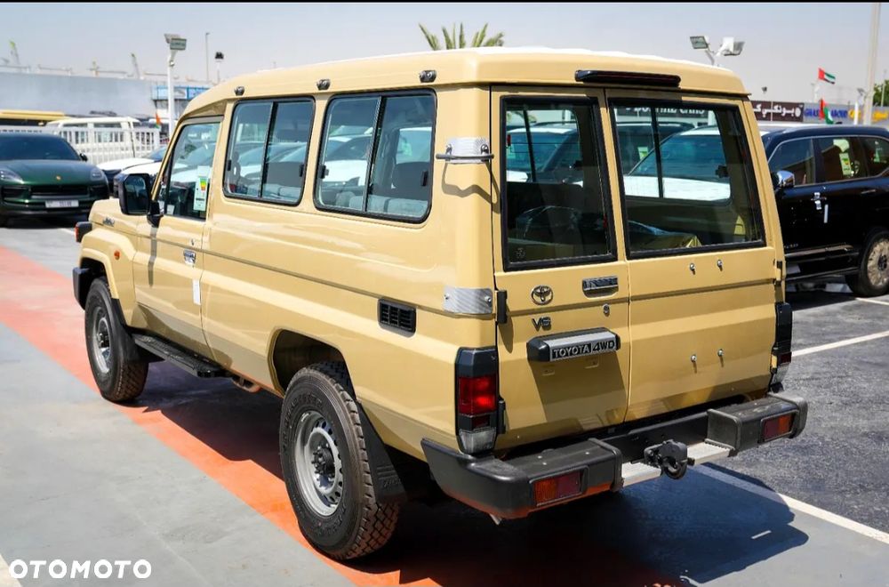 Toyota Land Cruiser - 22