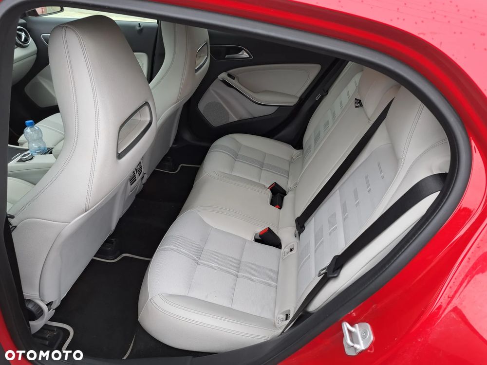 Mercedes-Benz GLA 180 d 7G-DCT Urban - 13