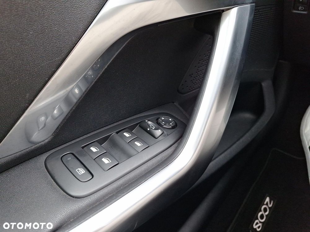 Peugeot 2008 1.2 Pure Tech Allure S&S - 26