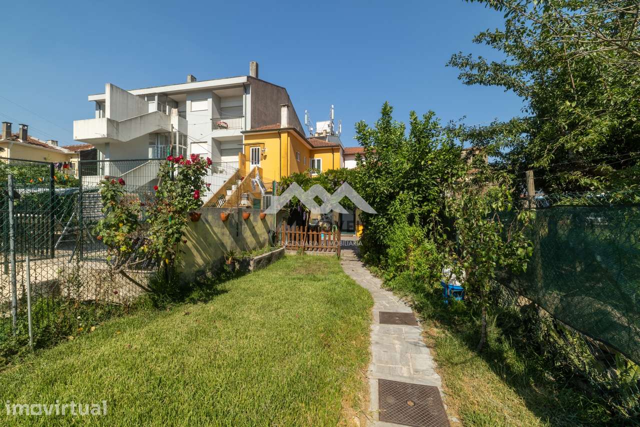 Moradia T2 | Renovada | Suite | Jardim | Excelente Exposição Solar - Grande imagem: 2/33