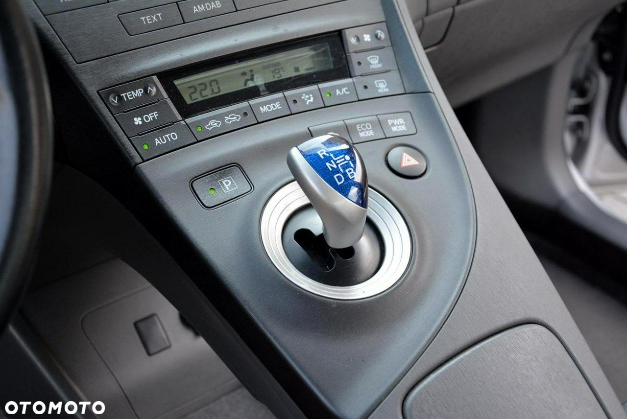 Toyota Prius 1.8 HSD Sol - 26