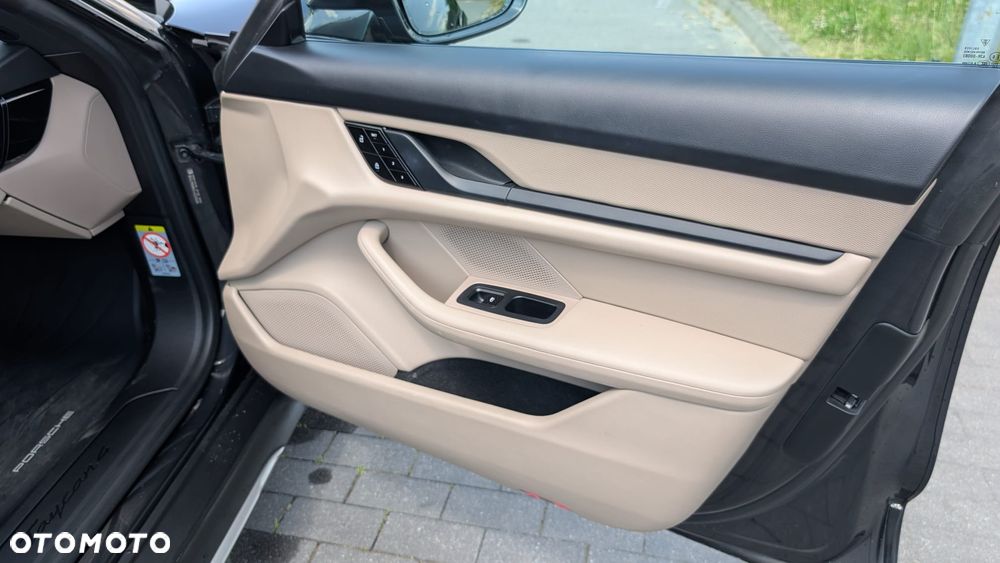 Porsche Taycan 4 - 10