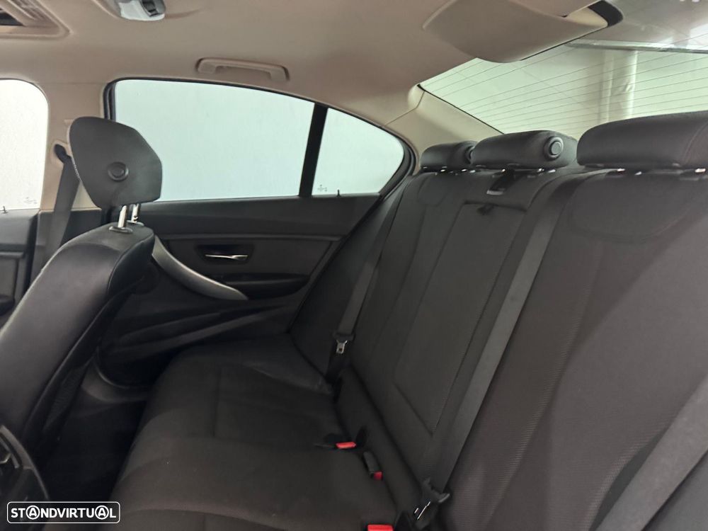 BMW 320 d Pack M - 29