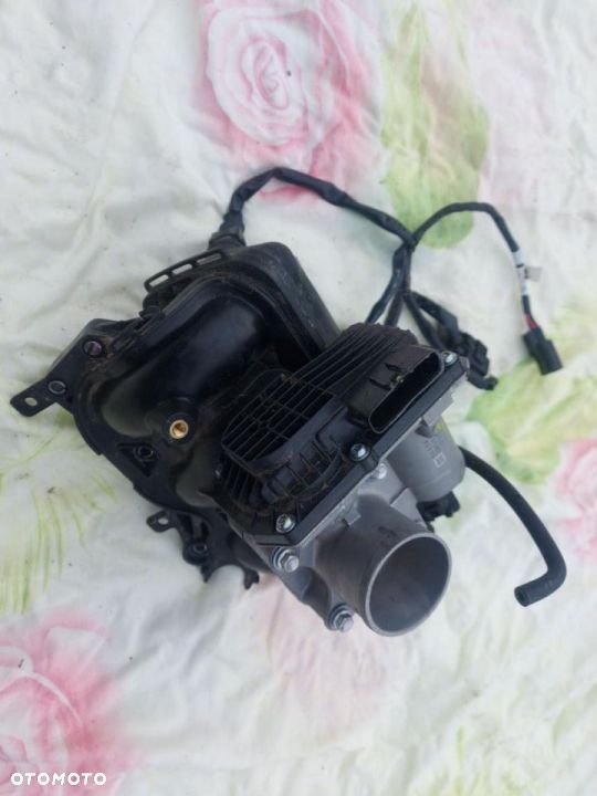 Triumph Trident 660 przepustnica wtryski kolektor - 2