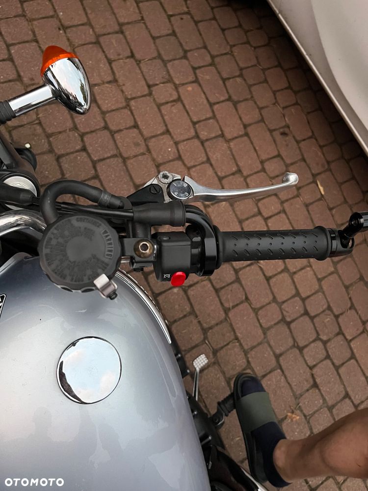 Triumph Bonneville - 14