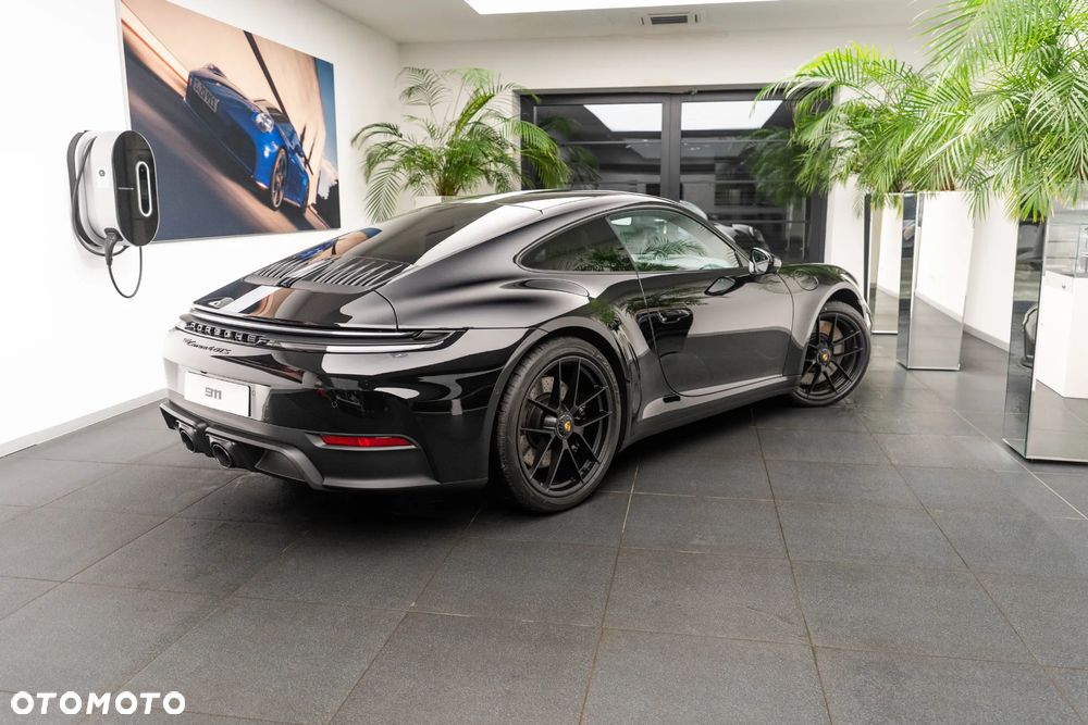 Porsche 911 Carrera 4 GTS - 27