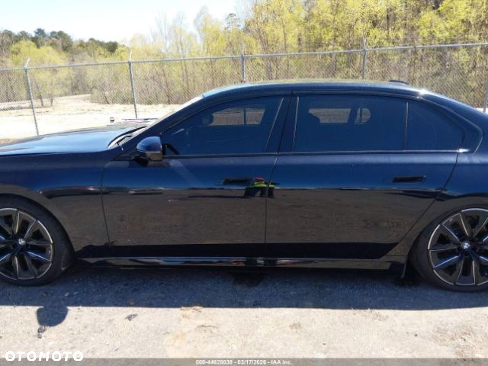 BMW i7 - 6