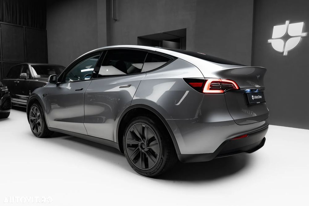 Tesla Model Y Long Range AWD - 39