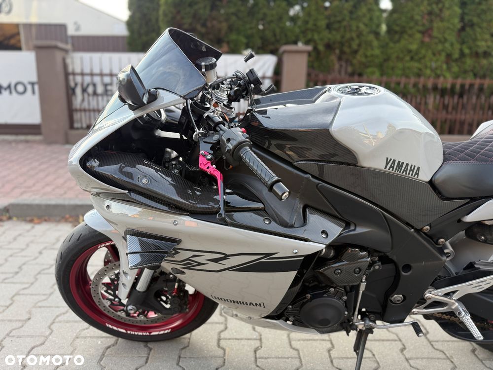 Yamaha R1 - 24