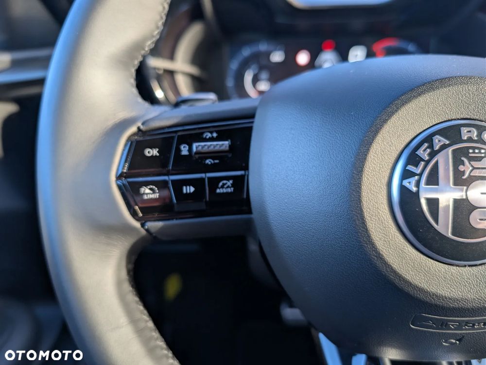 Alfa Romeo Junior 1.2 mHEV Ibrida Q4 eDCT - 11