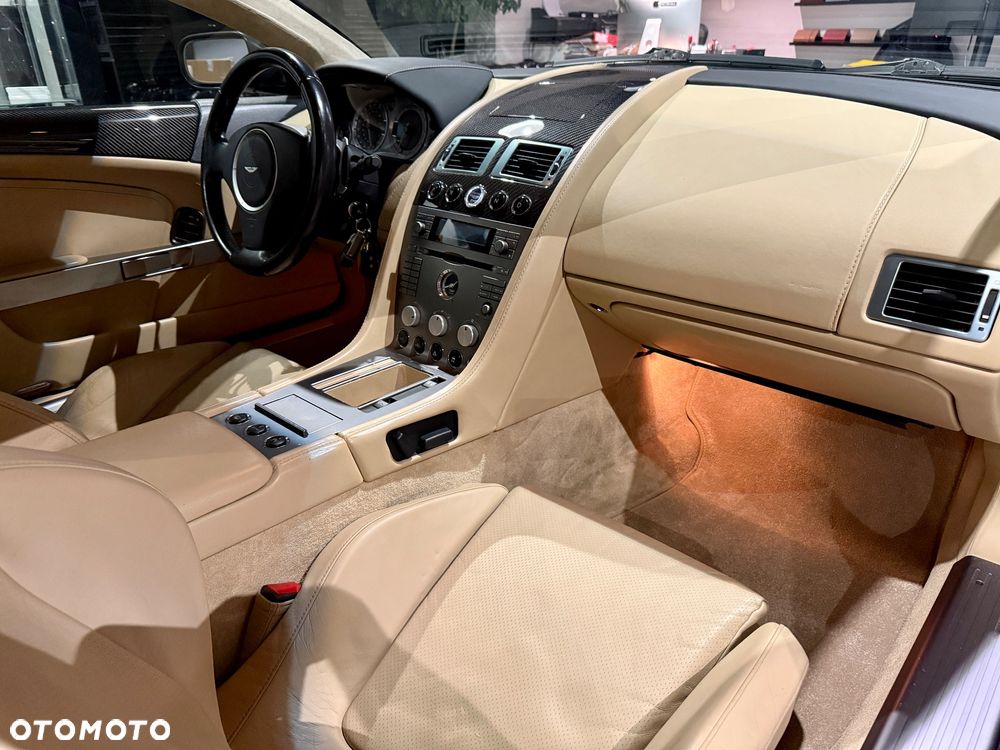 Aston Martin DB9 Standard - 12